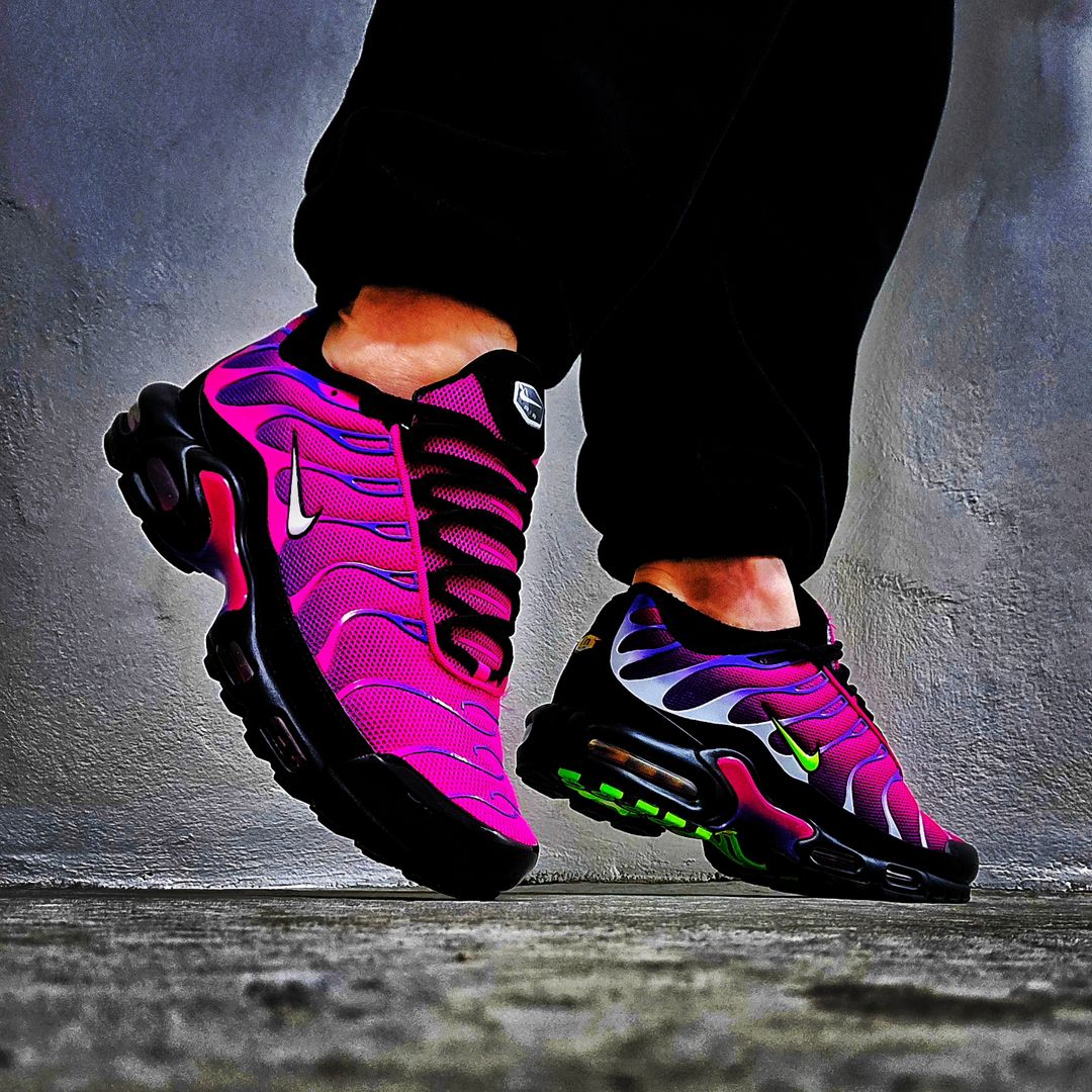 Nike Air Max Plus Fireberry Rebellious Air rose violet on feet 604133-610 (2)