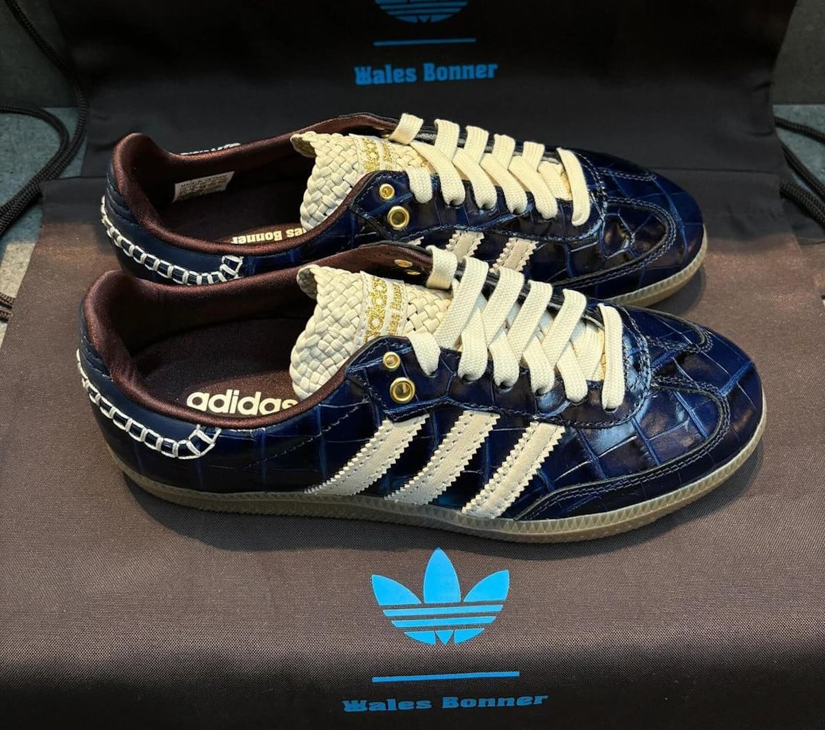 WB x adidas Samba Crocodile Collegiate Navy cuir brillant JH9825 (1)