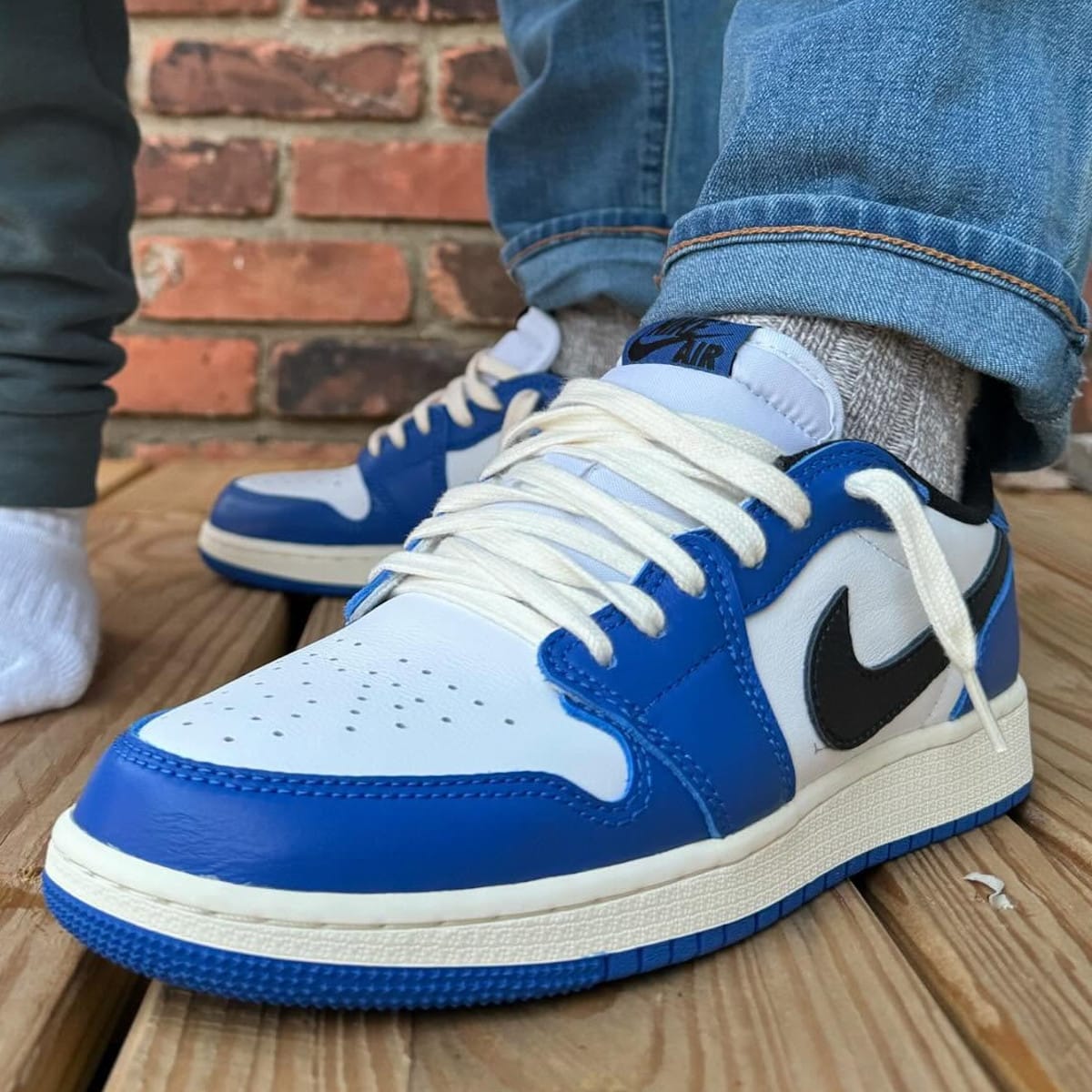 AJ1 Low bleu violet blanc et noir CZ0790-140 (2)