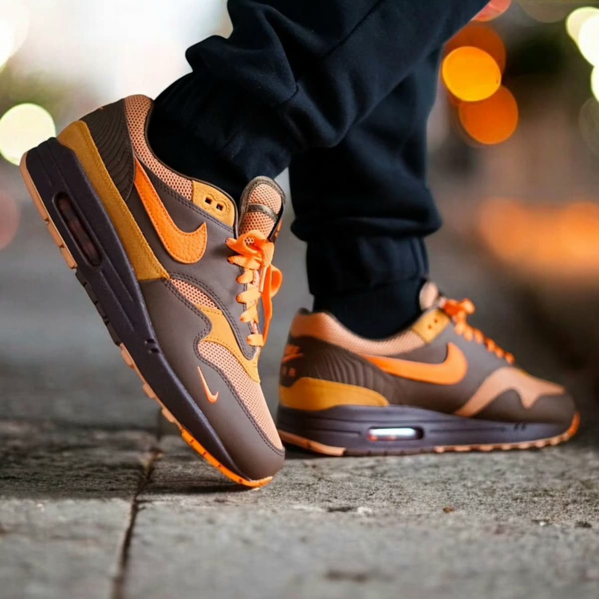 Nike Air Max 1 marron et orange on feet HF7346-200 (1)