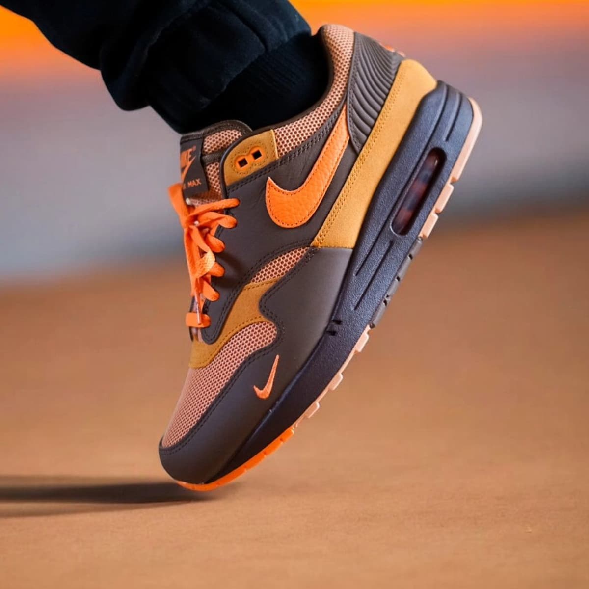 Nike Air Max 1 marron et orange on feet HF7346-200 (2)