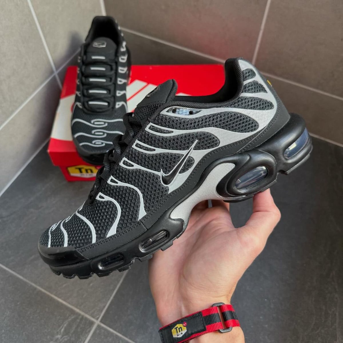 Nike Air Max Plus noire et réfléchissante HQ3029-001 (1)