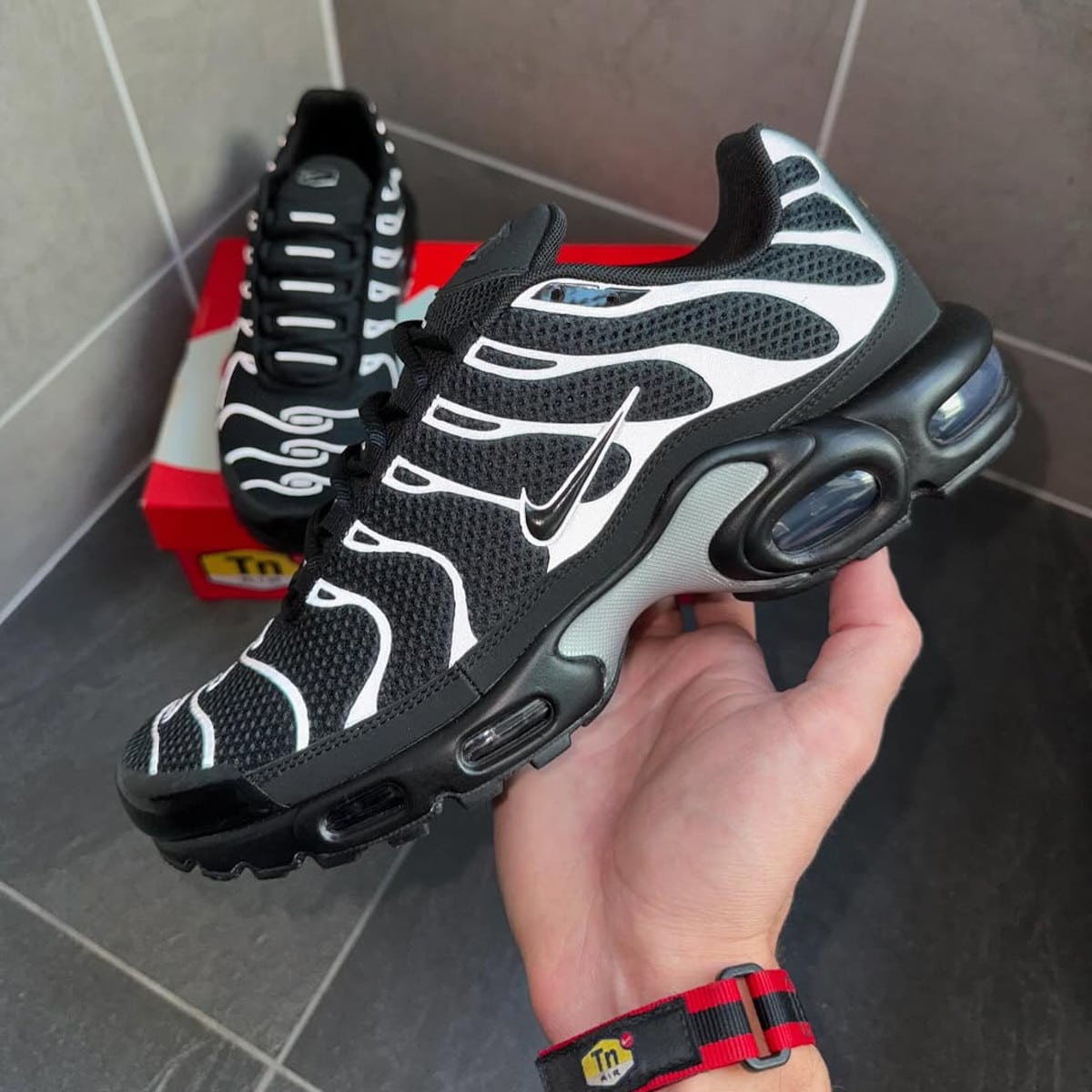 Nike Air Max Plus noire et réfléchissante HQ3029-001 (2)