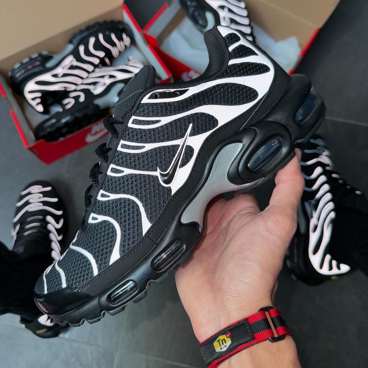 Nike Air Max Plus noire et réfléchissante HQ3029-001 (3)