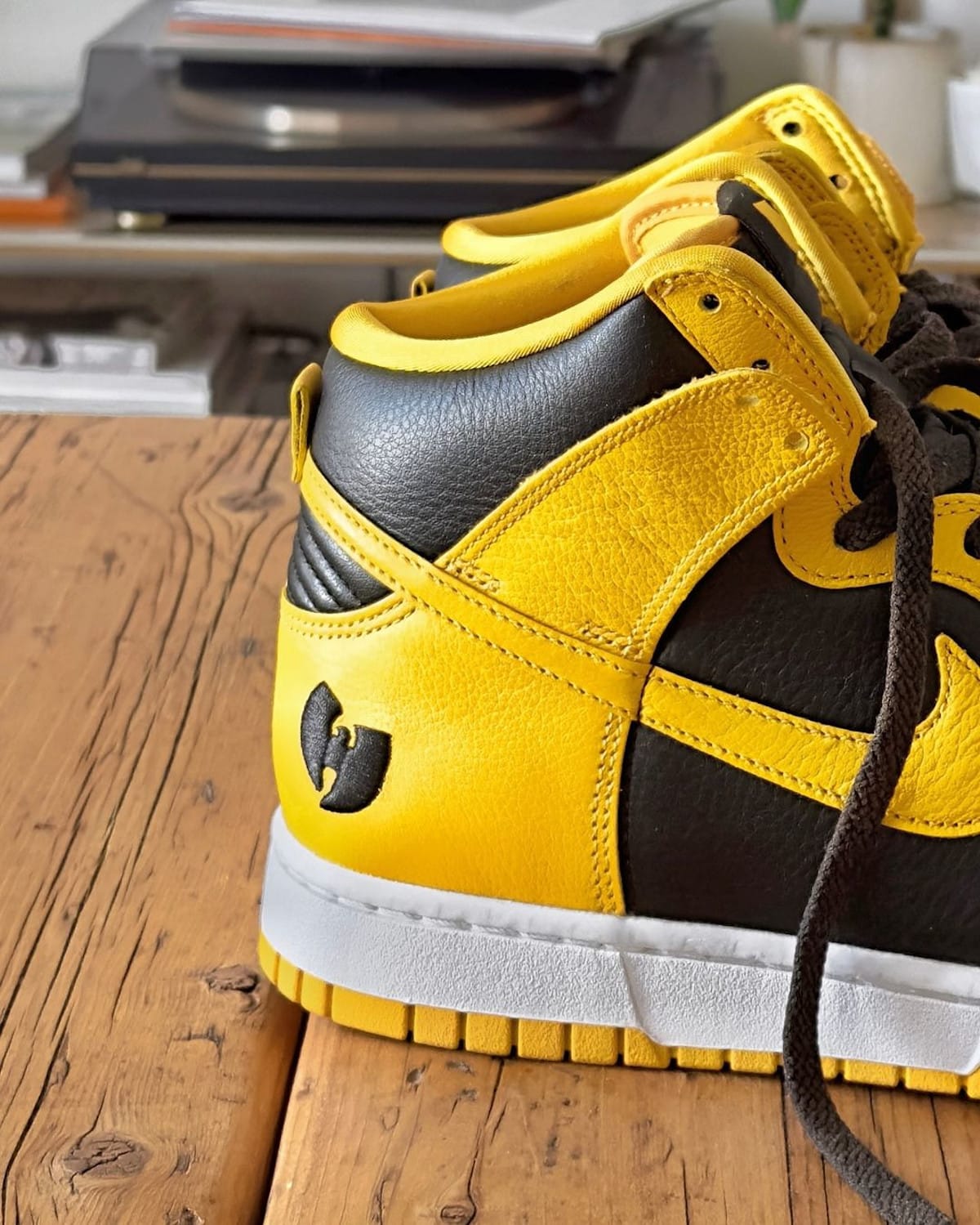 Nike Dunk High Wu Tang noir et jaune HJ4320-001 (1)