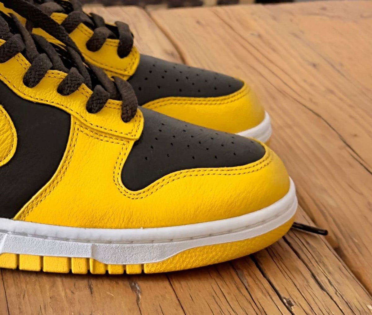 Nike Dunk High Wu Tang noir et jaune HJ4320-001 (2)