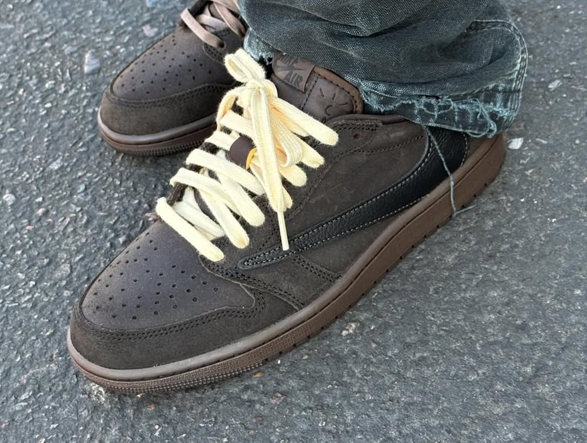 Air Jordan 1 Low Velvet Brown avec des lacets beiges (couv)