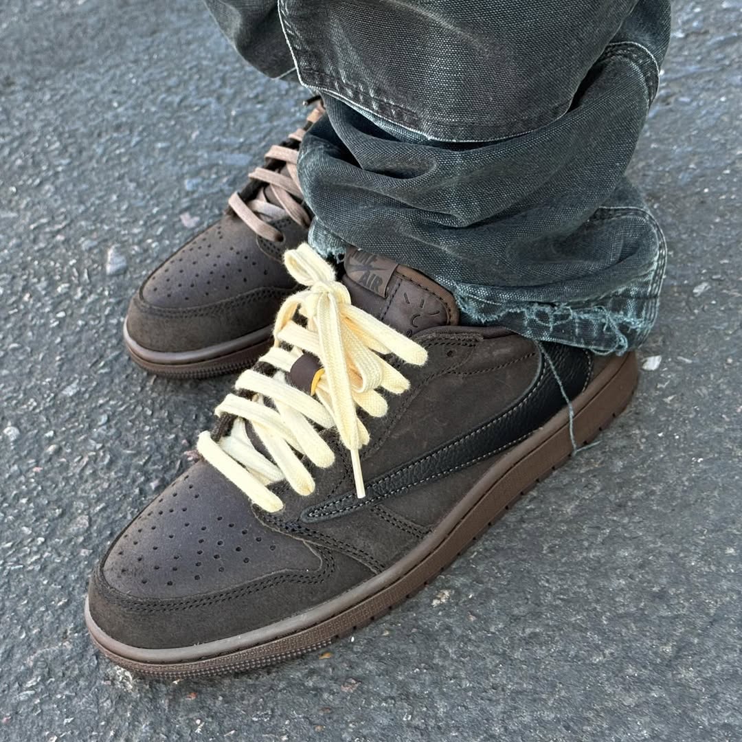 Air Jordan 1 Low Velvet Brown avec des lacets beiges