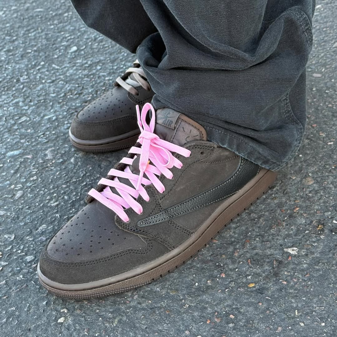 Air Jordan 1 Low Velvet Brown avec des lacets roses