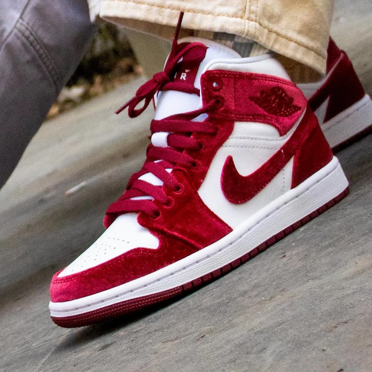 Air Jordan 1 Mid blanche et en velours rouge FZ3334-100 (1)