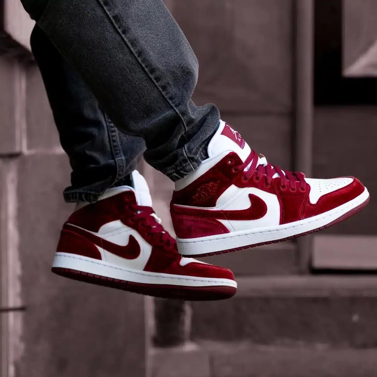 Air Jordan 1 Mid blanche et en velours rouge FZ3334-100 (2)