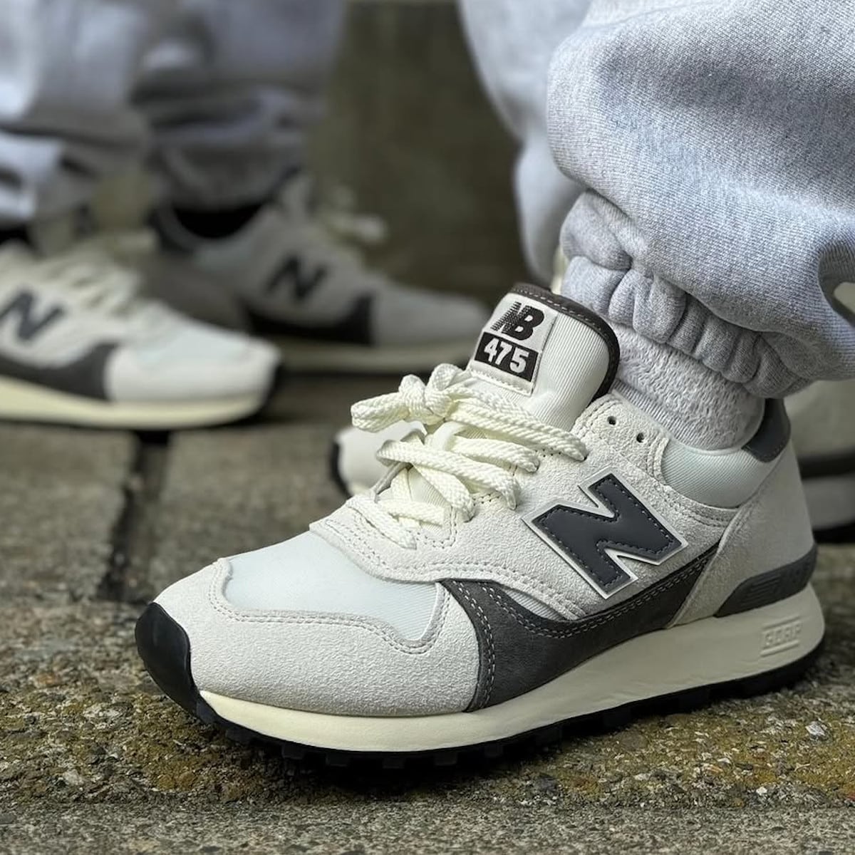 New Balance 475 blanc cassé blanche et grise on feet M475VTA (1)