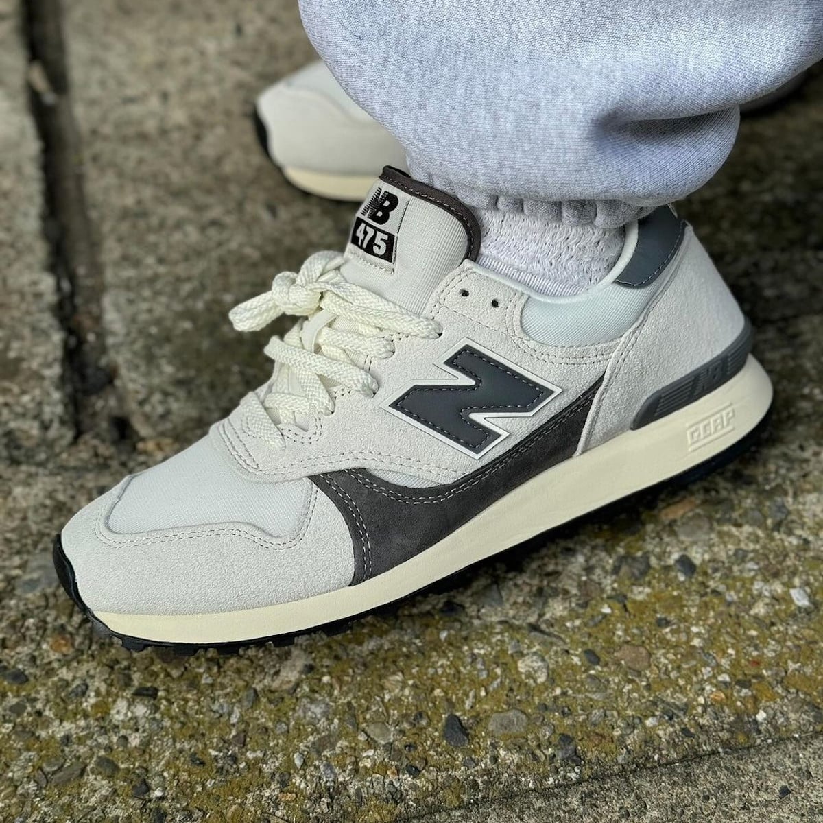 New Balance 475 blanc cassé blanche et grise on feet M475VTA (2)