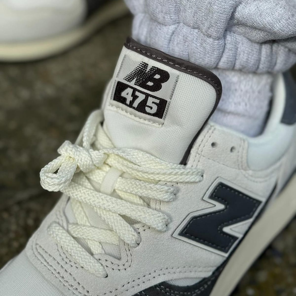 New Balance 475 blanc cassé blanche et grise on feet M475VTA (3)