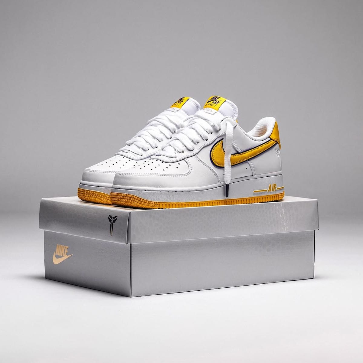 Nike Air Force 1 Low blanche jaune et violette FZ1151-100 (1)