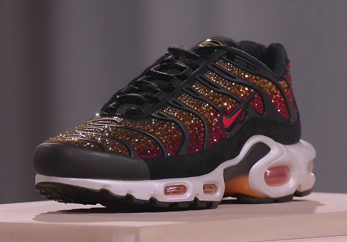 Nike Air Max Plus SWRVSKI FZ9042-001 (1)