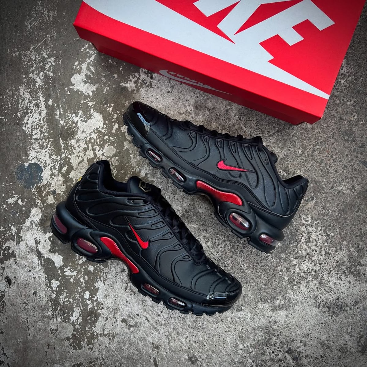 Nike Air Max Plus en cuir noir et rouge FZ3038-001 (1)