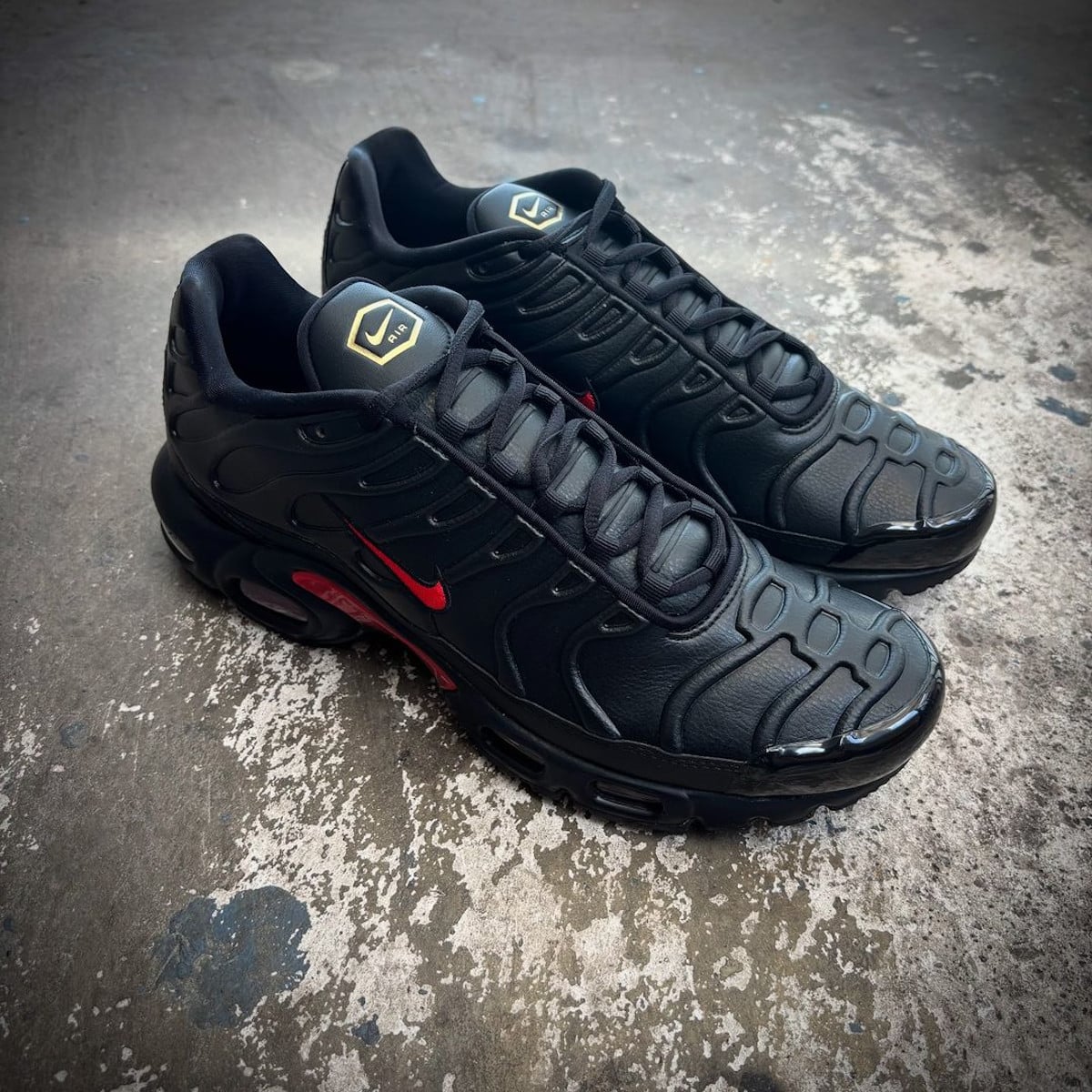 Nike Air Max Plus en cuir noir et rouge FZ3038-001 (2)