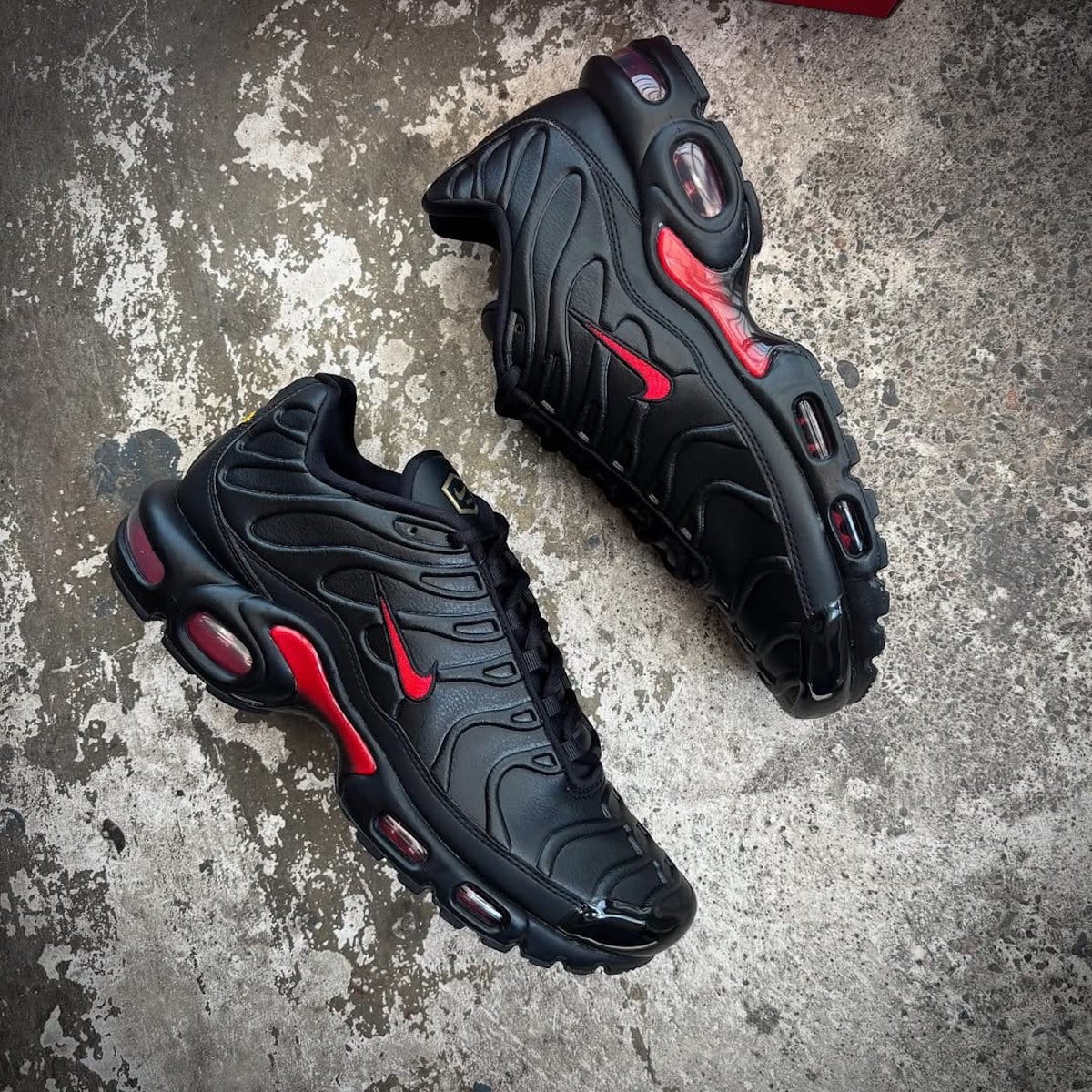 Nike Air Max Plus en cuir noir et rouge FZ3038-001 (3)