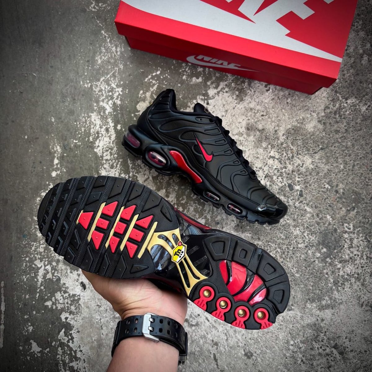 Nike Air Max Plus en cuir noir et rouge FZ3038-001 (4)