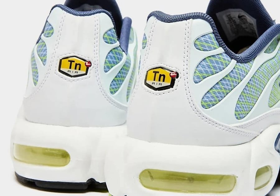 Nike Air Max Plus quadrillée Pebble Grey Lime (1)