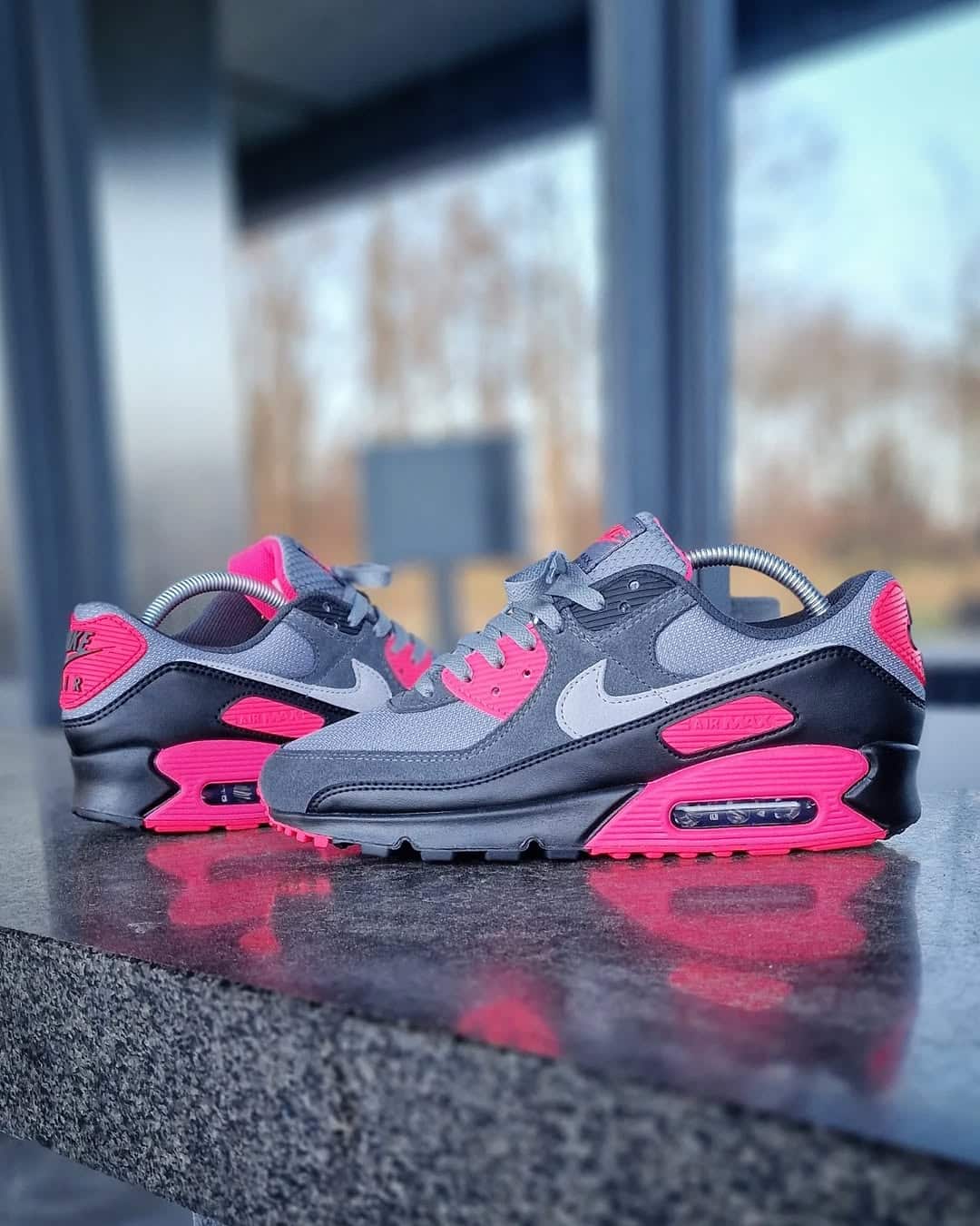 chaussure Nike Air Max 90 Hyper Pink grise et rose DM0029-010 (1)