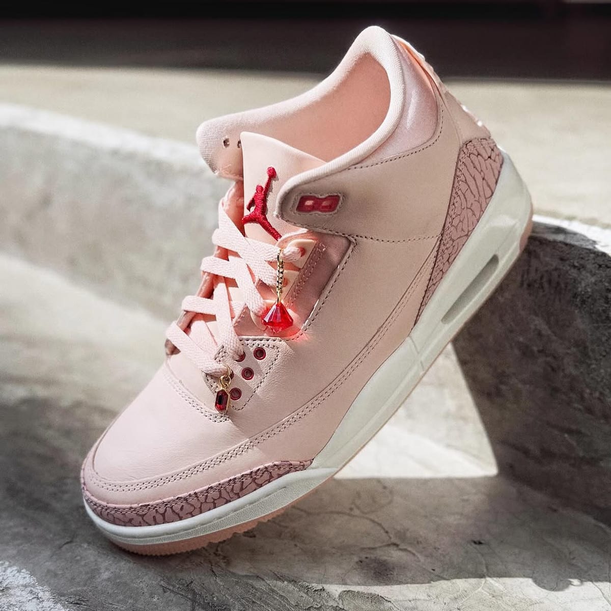 Air Jordan 3 Saint Valentin 2025 avec breloque diamant HJ0178-600 (2)