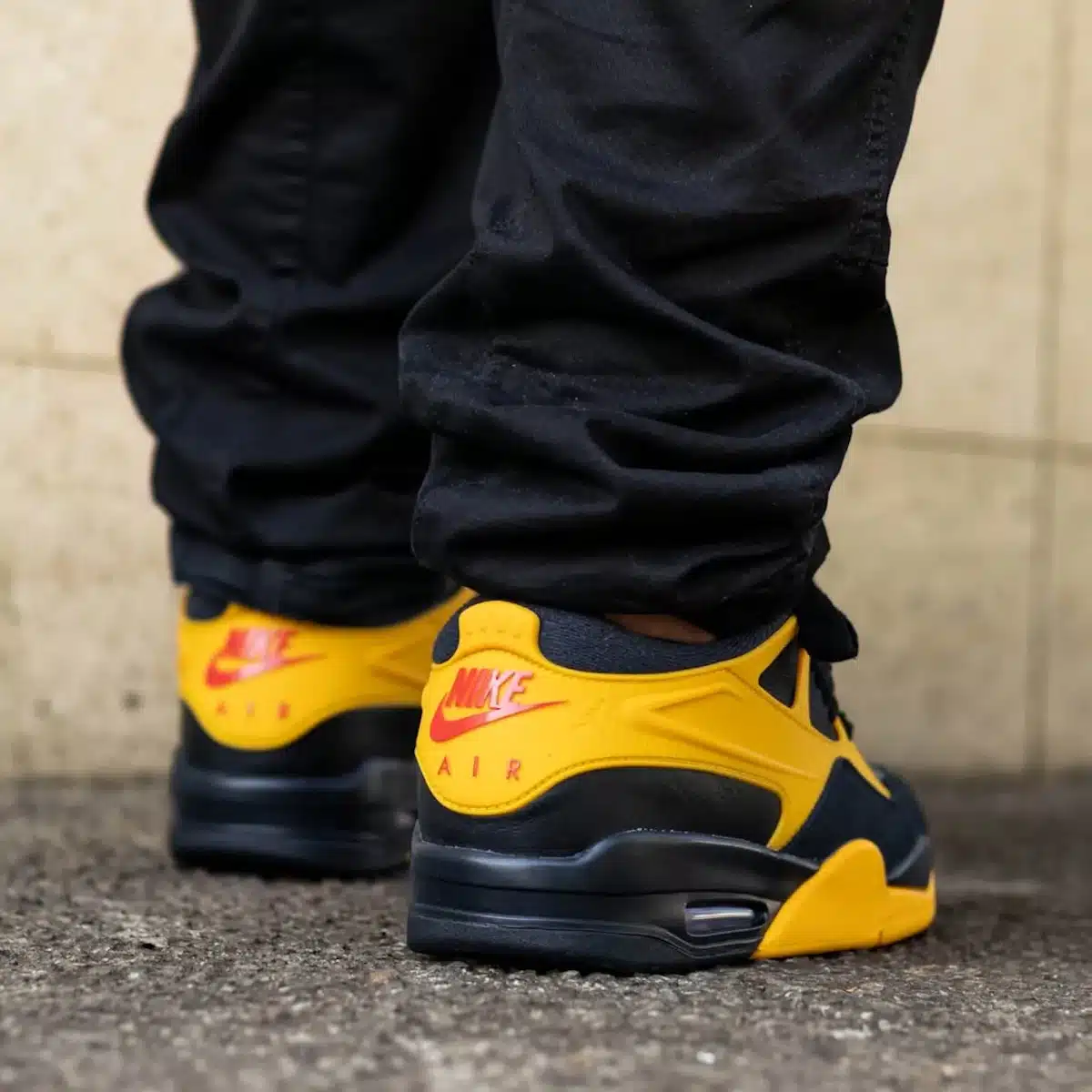 Air Jordan 4 RM Bruce Lee combinaison jaune et noire FQ7939-007 (1)