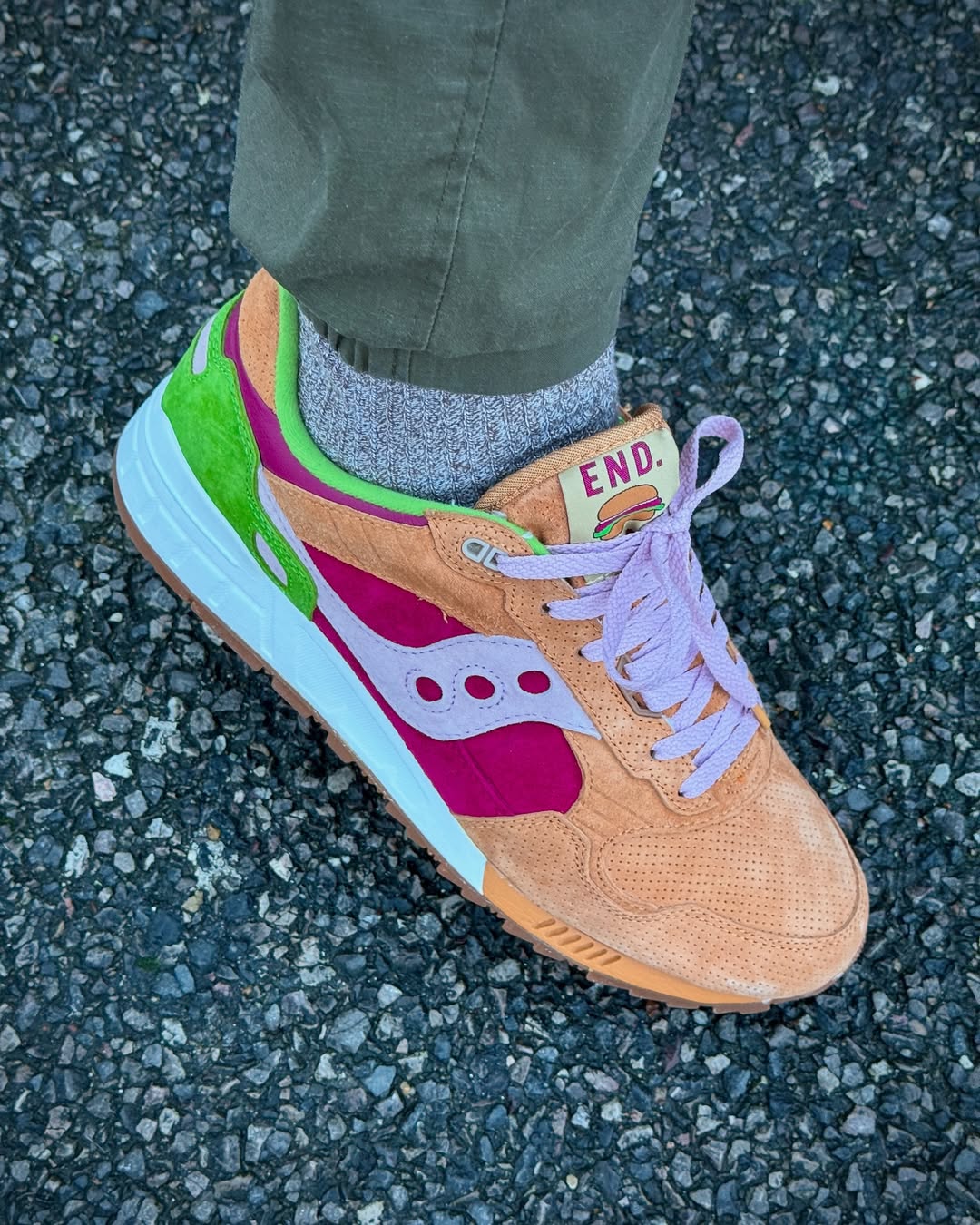 End x Saucony Shadow 5000 Burger 70142-1