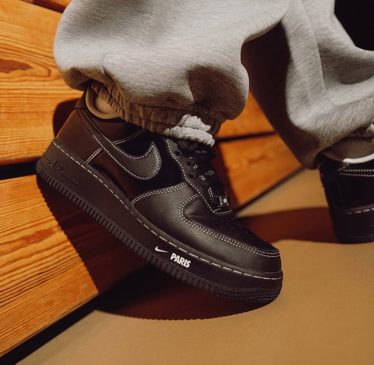 Nike Air Force 1 Low Paris en cuir brillant noir on feet HV6226-001