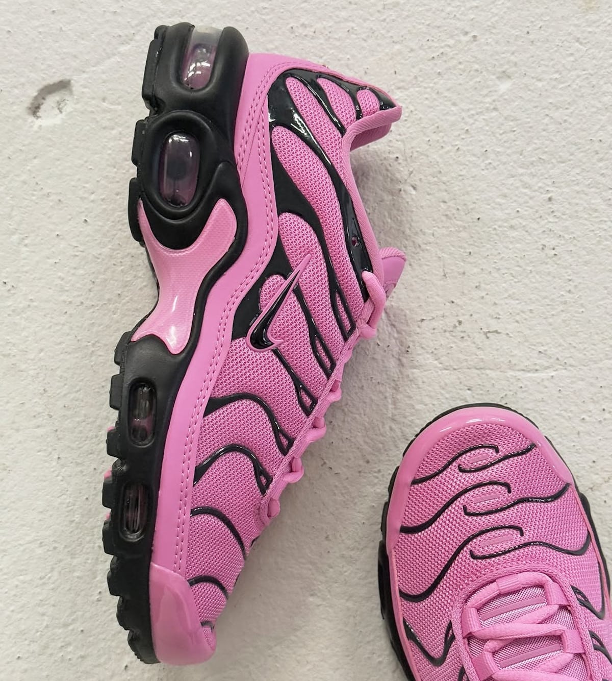 Nike Air Max Plus Playful Pink rose et noire HJ9743-601 (1)