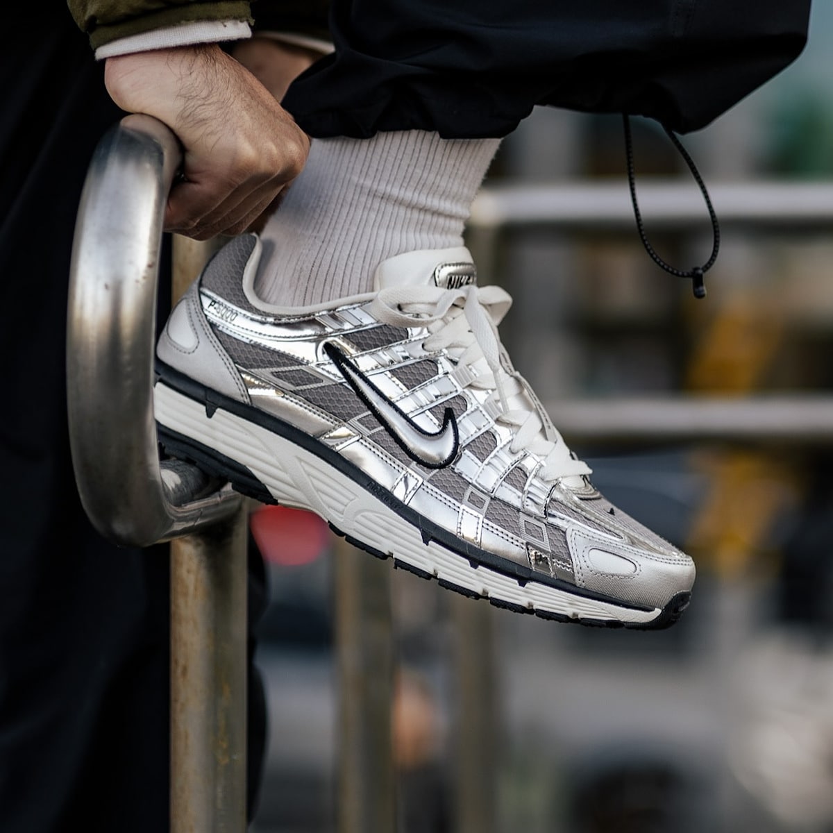 Nike P-6000 Metallic Silver 2025 argentée et brillante CN0149-001 (2)