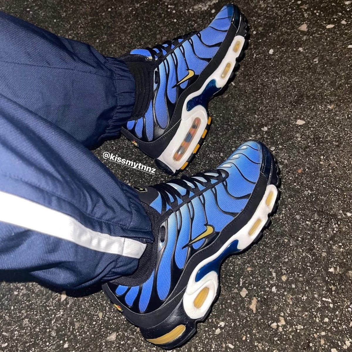 Nike Requin Hyper Blue 1998 on feet 104147 471 00