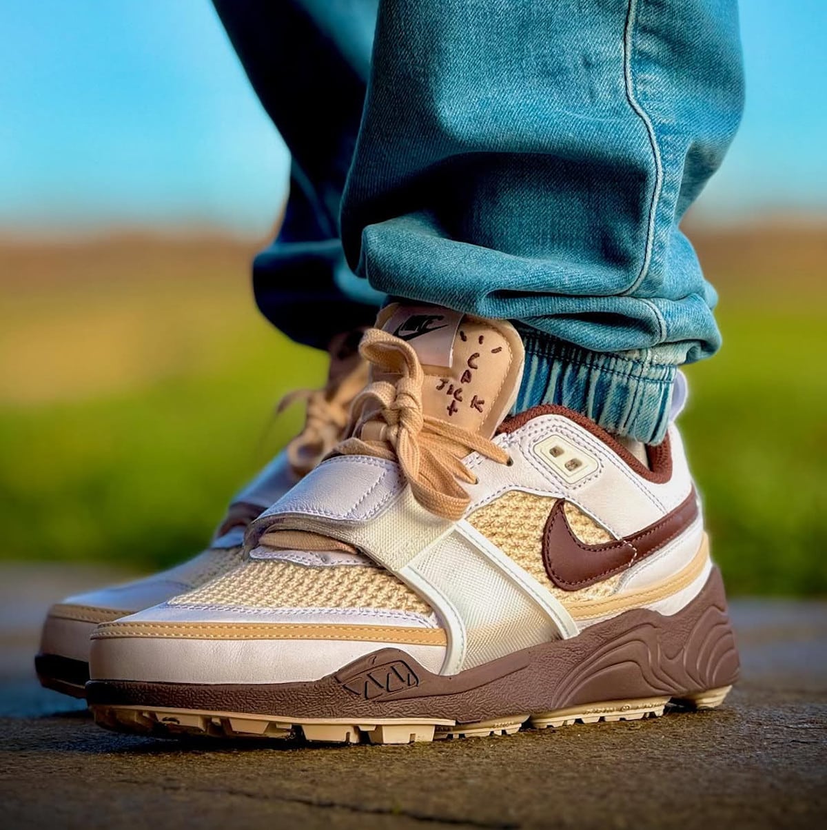 Nike Zoom Field Jaxx Travis Scott Light Chocolate aux pieds