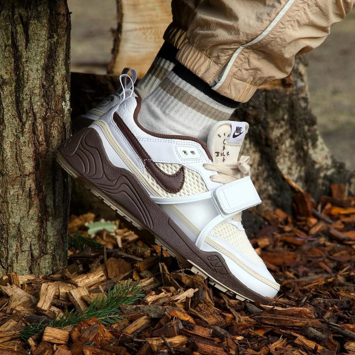 Travis Scott x Nike Zoom Field Jaxx beige et marron on feet