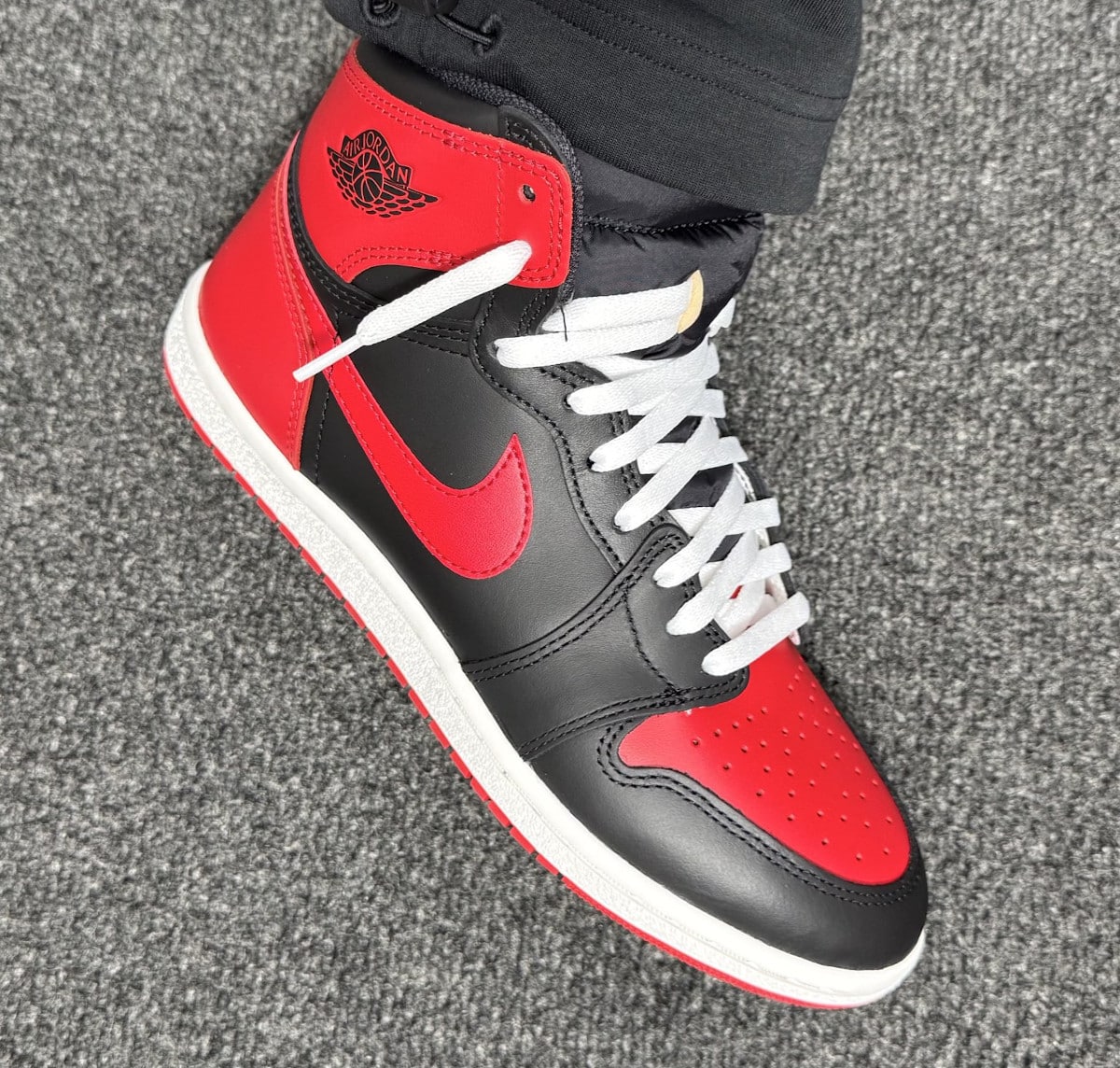 Air Jordan 1 Bred Rouge et Noir Bannie réédition anniversaire (4)