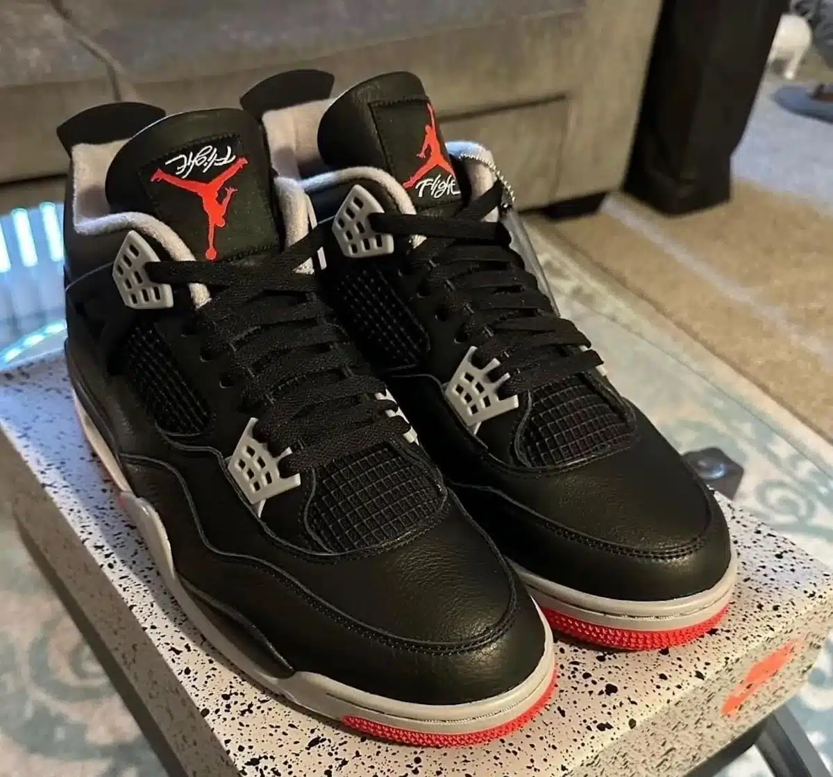 Air Jordan 4 Bred Reimagined avec un logo à l'envers