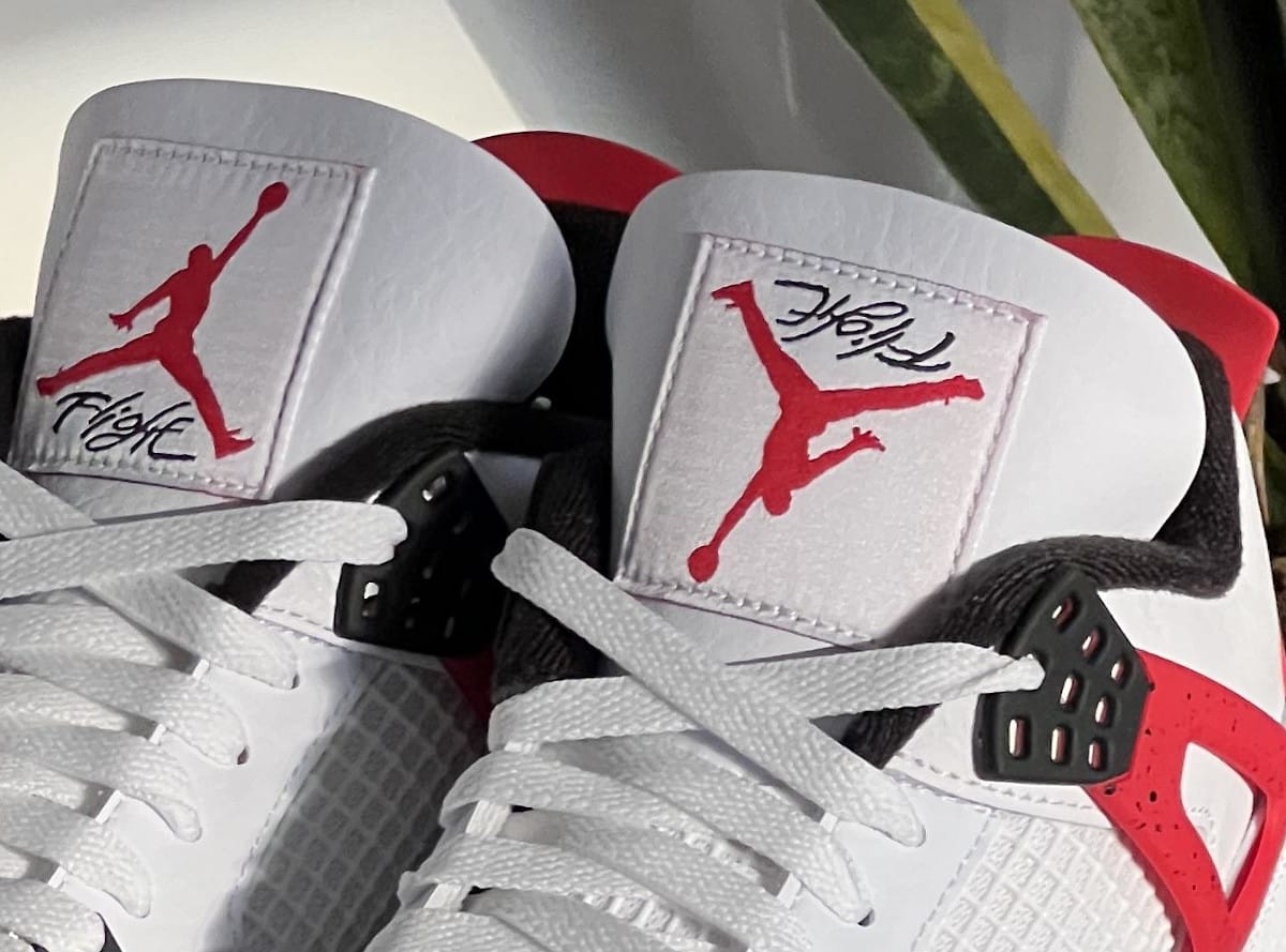 Air Jordan 4 Red Cement avec un Jumpman inversé (couv)