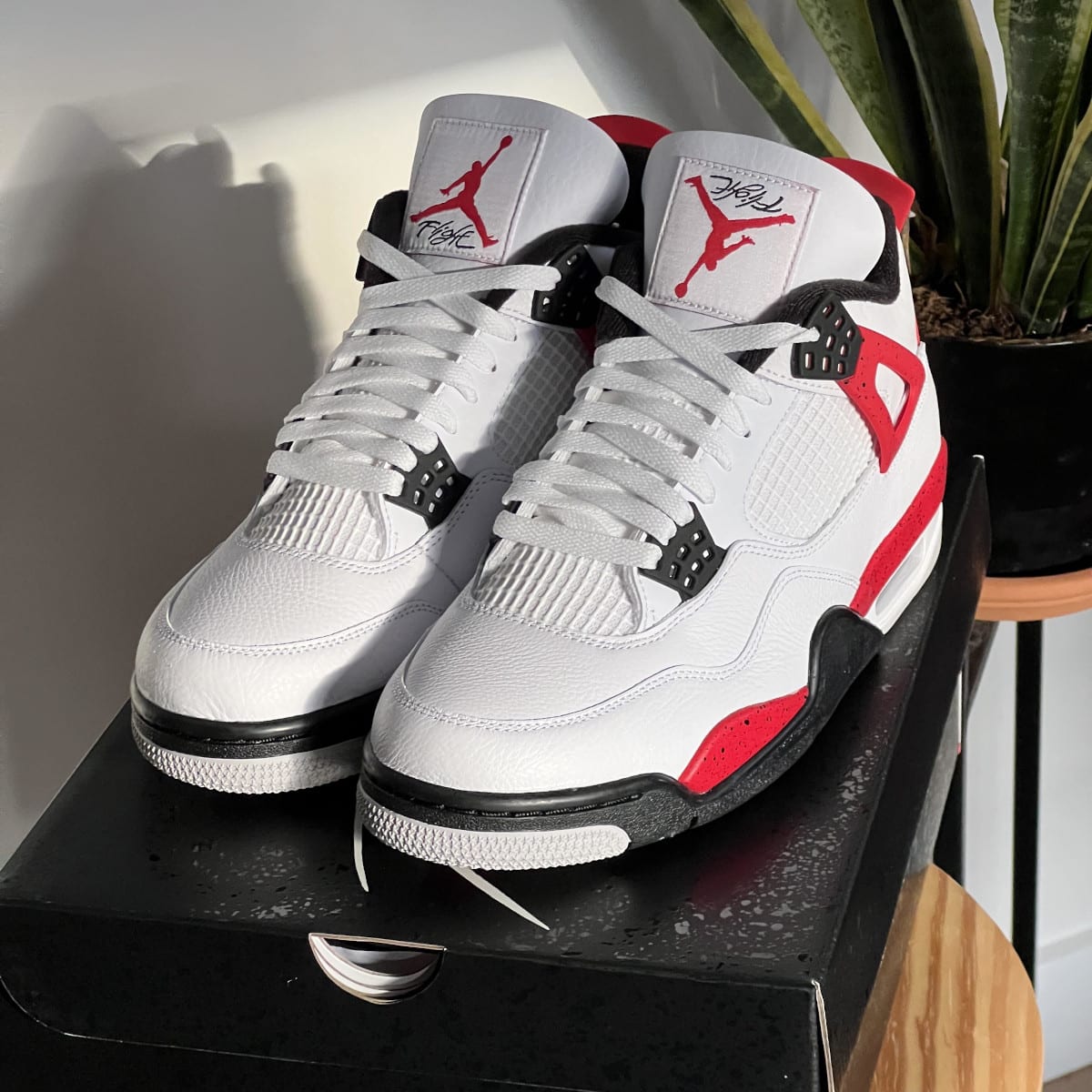 Air Jordan 4 Red Cement avec un Jumpman inversé