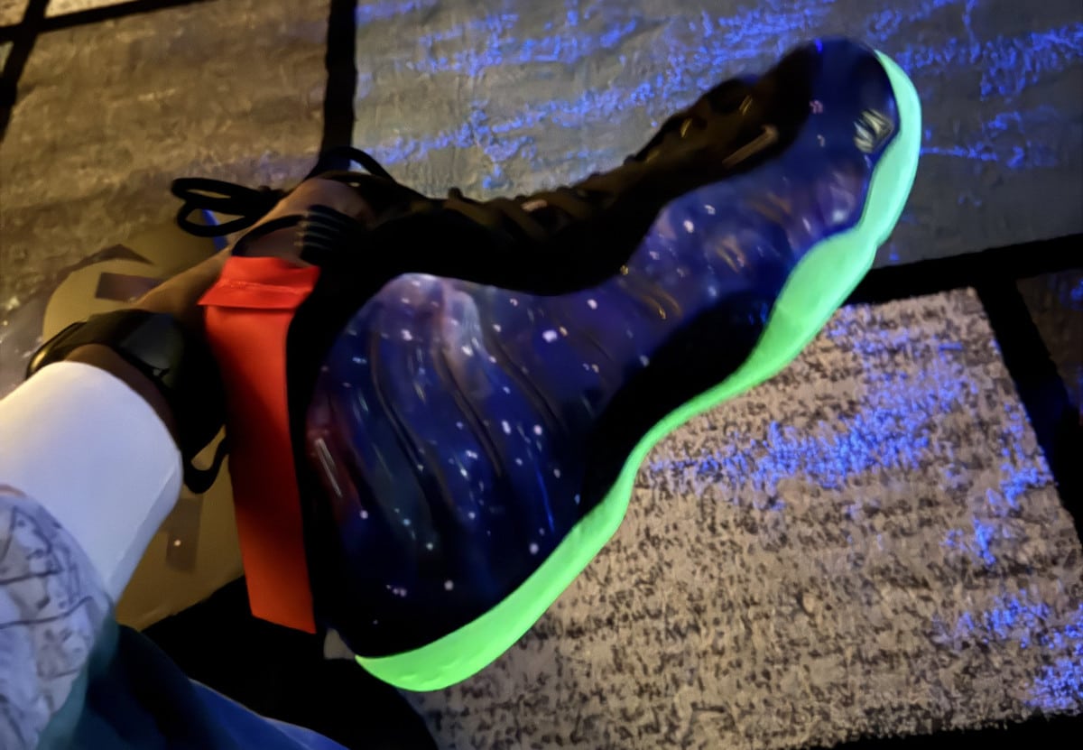 Nike Air Foamposite Galaxy qui brille dans le noir (3)