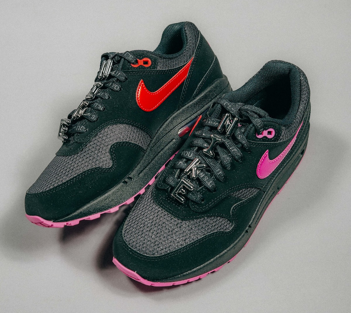 Nike Air Max 1 V Day 2025 Noire Black Pink HV2302-001 (2)