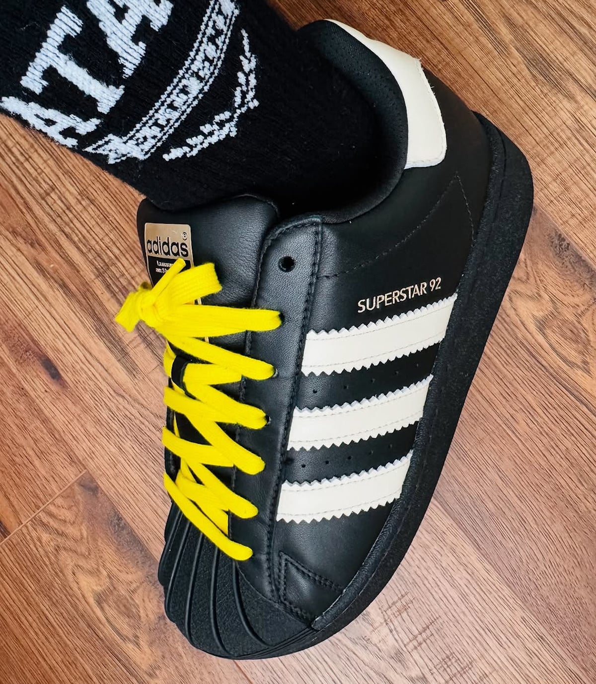 aperçu chaussures Pharrell Williams x Adidas Superstar 92 Virginia