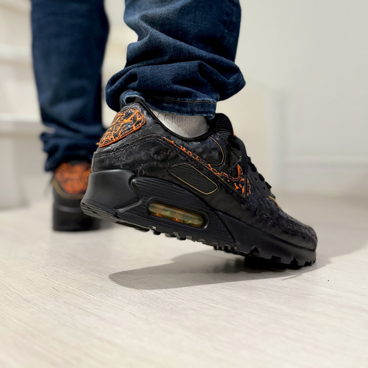 chaussure Nike Air Max 90 QS Volcano aux pieds