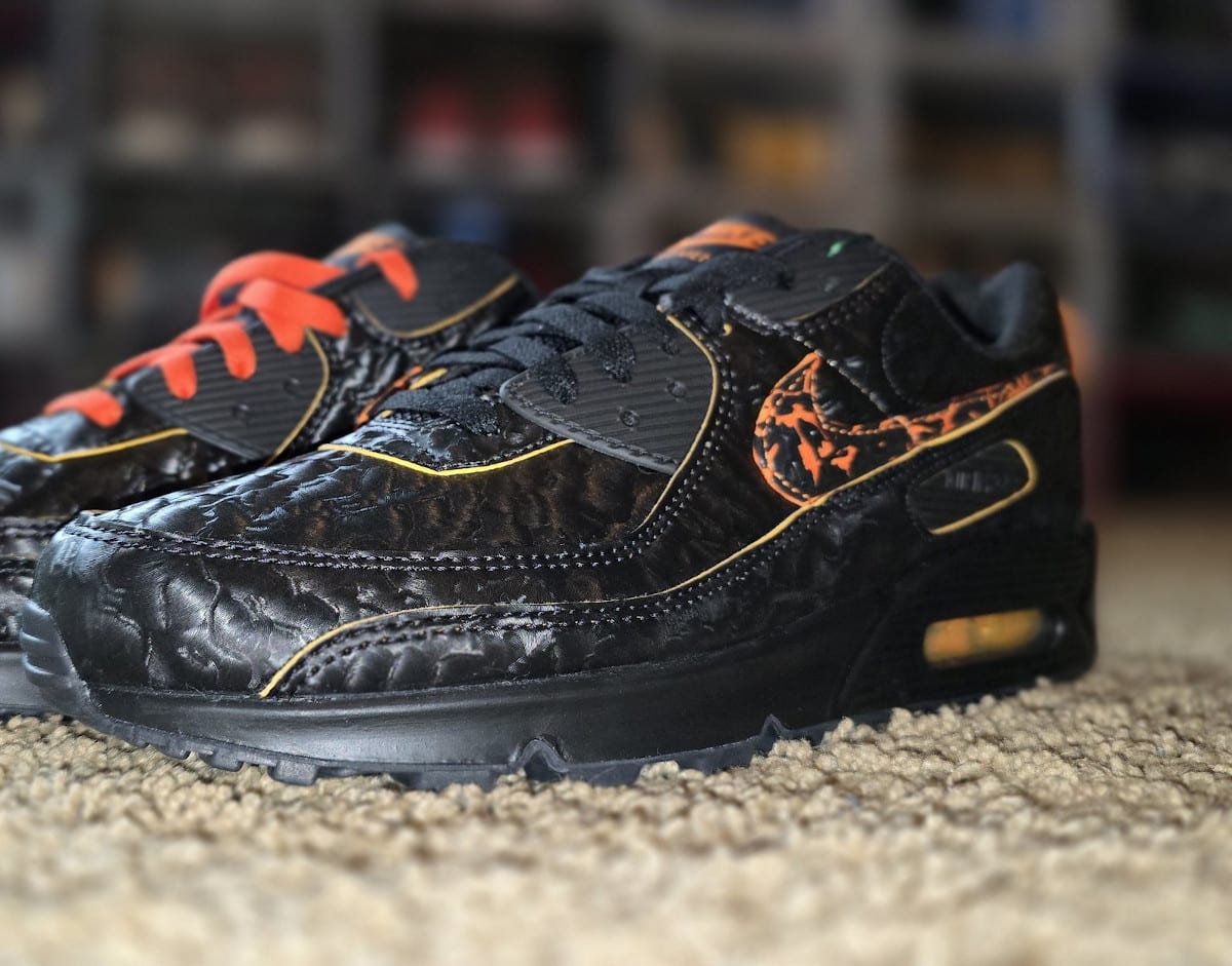 chaussure Nike Air Max 90 Volcanique Black and Magma (2)