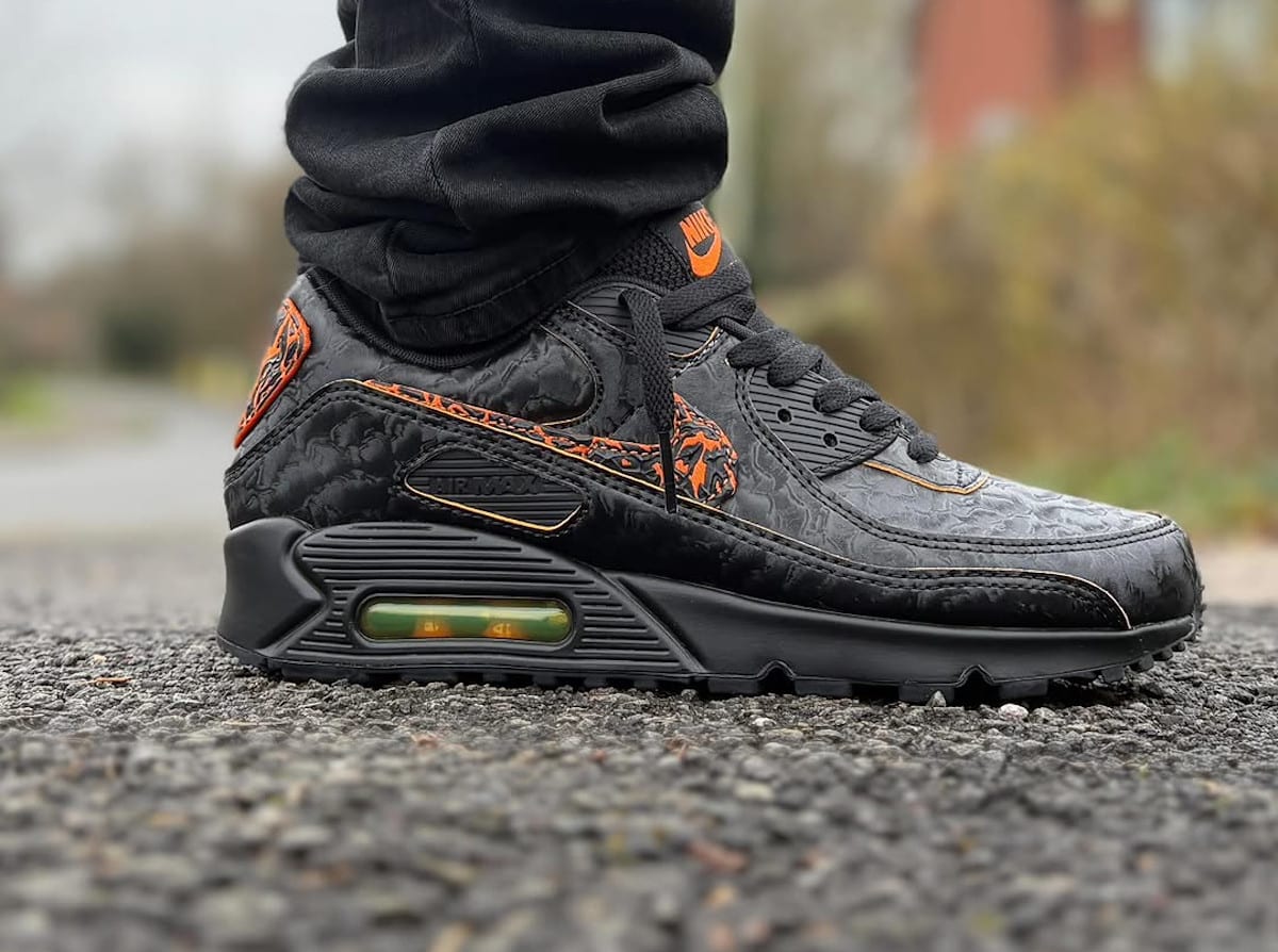 chaussure Nike Air Max 90 Volcano on feet HF3248-001 (couv)