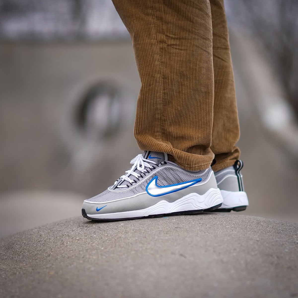 chaussure Nike Air Zoom Spiridon Metallic Silver Signal Blue argent bleue HF9117-003 (2)