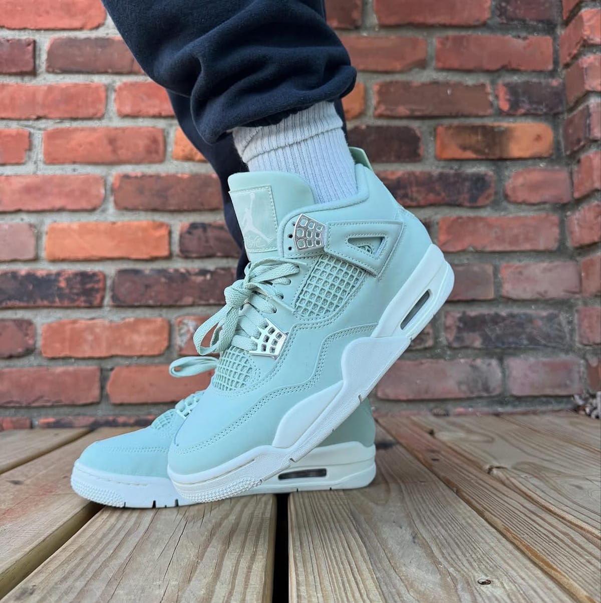 Air Jordan 4 vert pastel macaron aux pieds HV0823-003 (1)