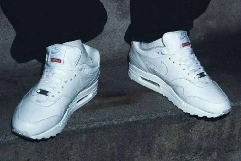 Nike Air Max 1 Supreme White aux pieds HF8813-100 (couv)