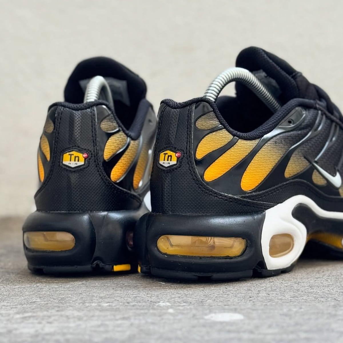 Nike Air Max Plus dégradé noir et jaune doré DM0032-013 (1)