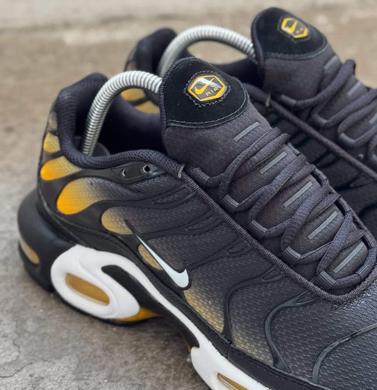 Nike Air Max Plus dégradé noir et jaune doré DM0032-013 (3)